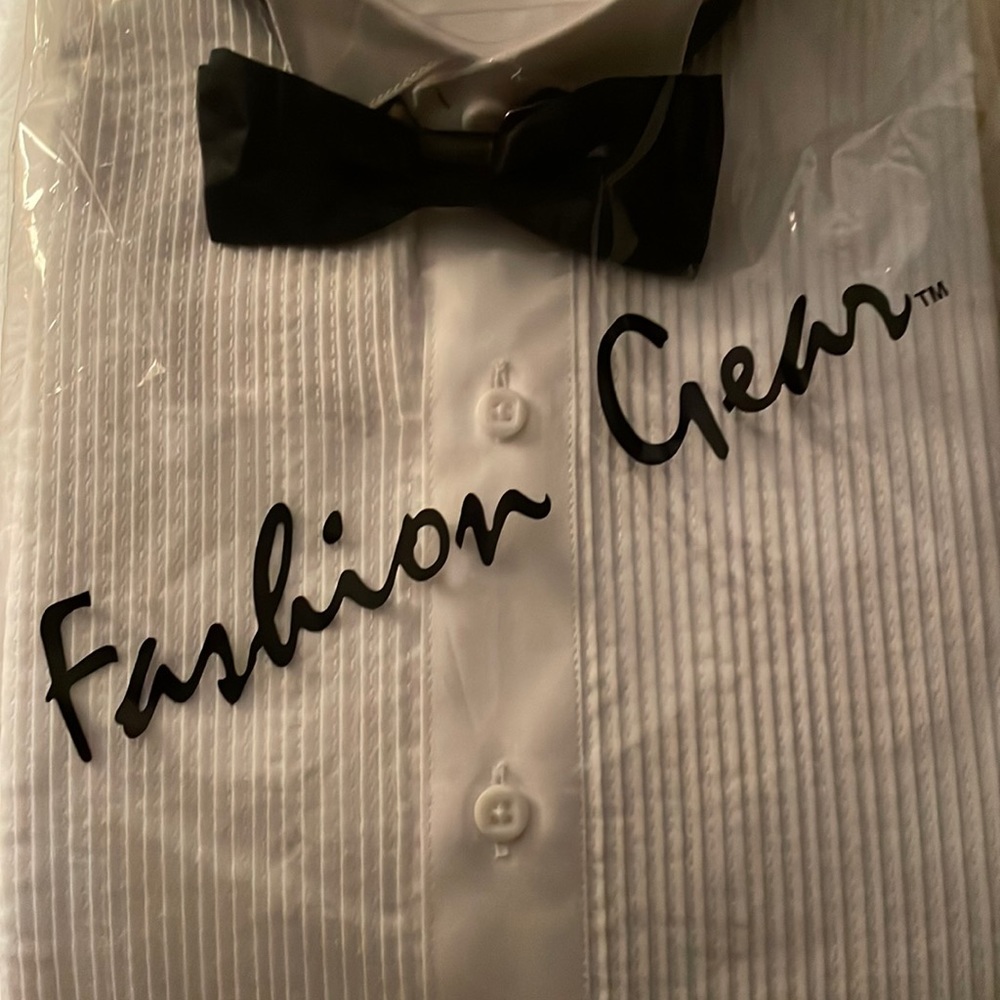 NWT Mens Tuxedo White Pleated Dress Shirt Size XS/13-1/2 Neck with Black Bow Tie